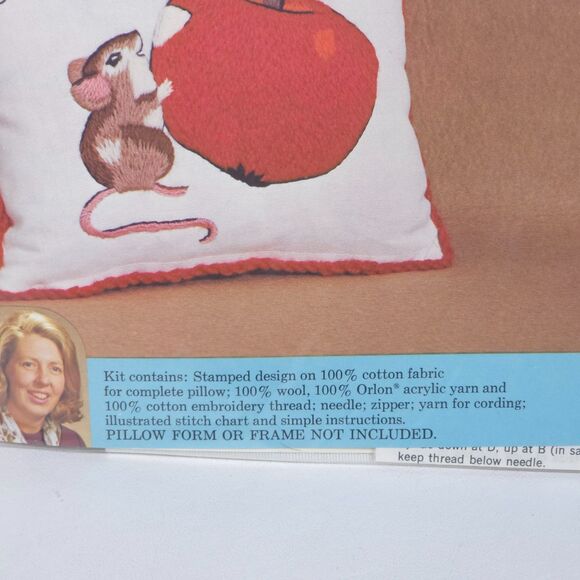 1974 Erica Wilson Crewel Pillow Kit Columbia Minerva Mouse Apple‎ 7437 Complete - Picture 3 of 5